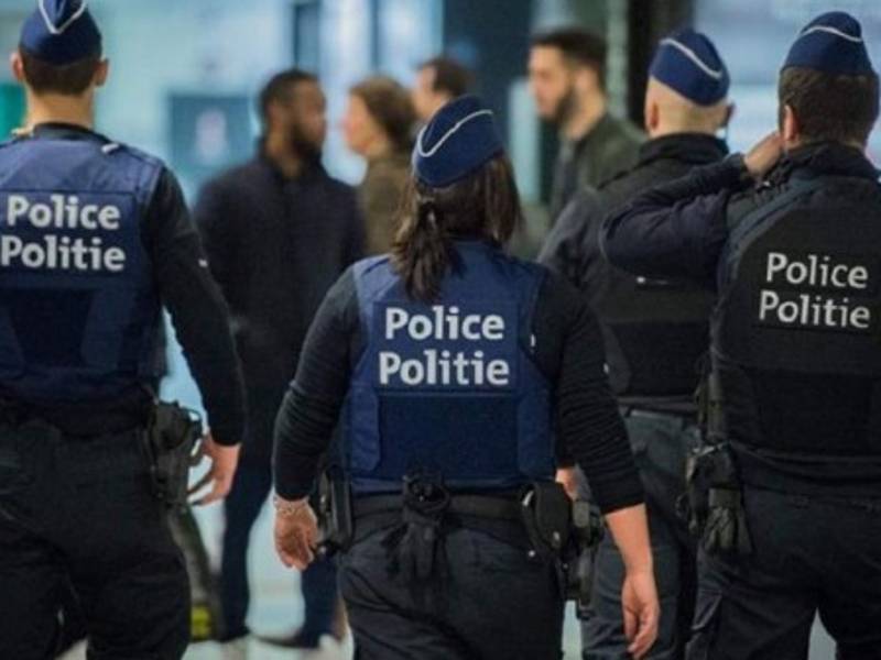 La Policía fue alertada de que se celebraba una fiesta ilegal, se desplazó hasta el lugar y pudo comprobar que se trataba de una sesión de sexo en grupo.